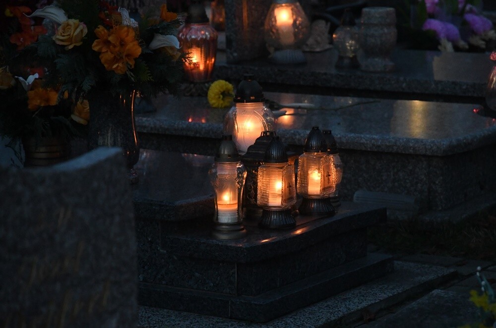 Dzisiaj obchodzimy uroczystość Wszystkich Świętych. 1 listopada tłumnie odwiedzamy groby swoich bliskich. Na cmentarzach zapłonęło tysiące zniczy.

fot. Jacek Knapik