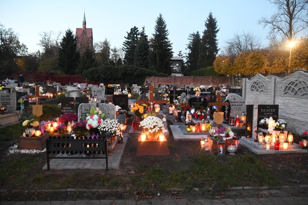 Dzisiaj obchodzimy uroczystość Wszystkich Świętych. 1 listopada tłumnie odwiedzamy groby swoich bliskich. Na cmentarzach zapłonęło tysiące zniczy.

fot. Jacek Knapik