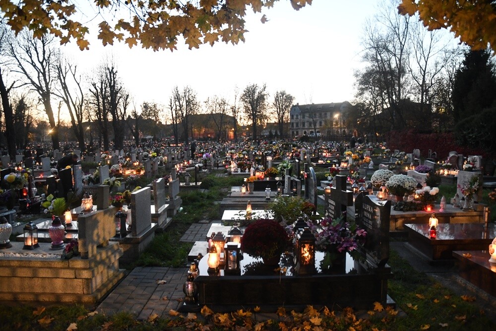Dzisiaj obchodzimy uroczystość Wszystkich Świętych. 1 listopada tłumnie odwiedzamy groby swoich bliskich. Na cmentarzach zapłonęło tysiące zniczy.

fot. Jacek Knapik