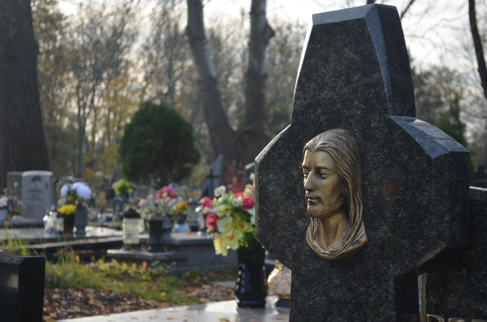 Dzisiaj obchodzimy uroczystość Wszystkich Świętych. 1 listopada tłumnie odwiedzamy groby swoich bliskich. Na cmentarzach zapłonęło tysiące zniczy.

fot. Jacek Knapik