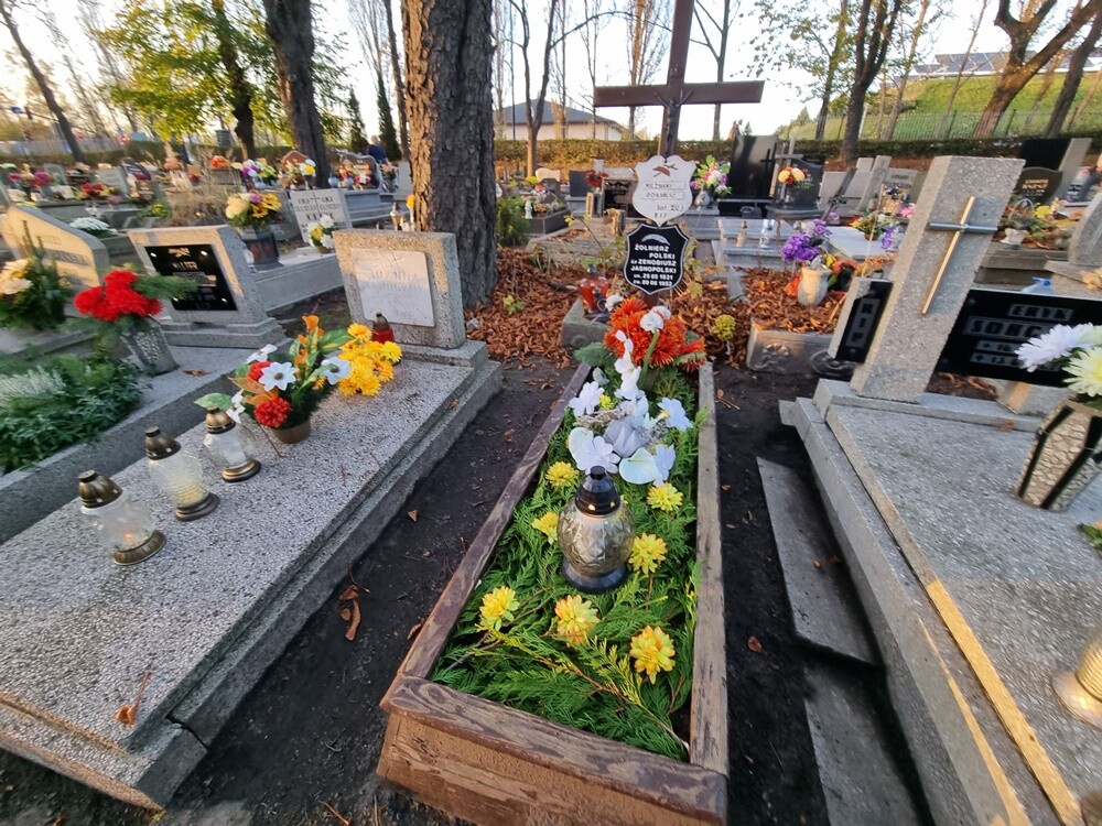 Dzisiaj obchodzimy uroczystość Wszystkich Świętych. 1 listopada tłumnie odwiedzamy groby swoich bliskich. Na cmentarzach zapłonęło tysiące zniczy.

fot. Jacek Knapik