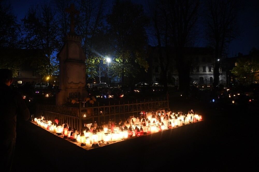 Dzisiaj obchodzimy uroczystość Wszystkich Świętych. 1 listopada tłumnie odwiedzamy groby swoich bliskich. Na cmentarzach zapłonęło tysiące zniczy.

fot. Jacek Knapik