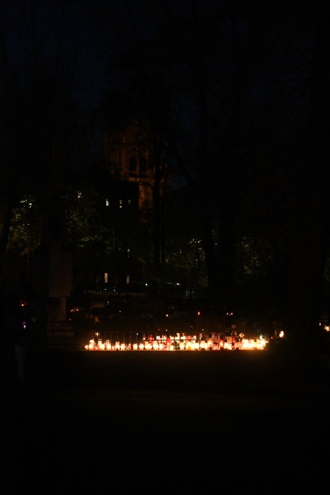 Dzisiaj obchodzimy uroczystość Wszystkich Świętych. 1 listopada tłumnie odwiedzamy groby swoich bliskich. Na cmentarzach zapłonęło tysiące zniczy.

fot. Jacek Knapik