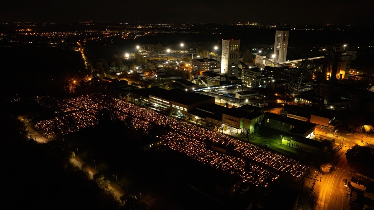 1 listopada tłumnie odwiedzamy groby swoich bliskich. Na cmentarzach zapłonęło tysiące zniczy. / fot. Marek Faber - DronRuda.pl