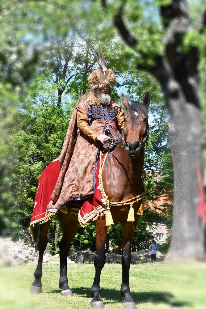 Ruiny odżywają podczas letnich weekendów. Opiekująca się nim Fundacja Zamek Chudów i działacze stale dbają o to miejsce nie tylko pod względem porządkowym i archeologicznym, ale także rozrywkowym. 

fot. Jacek Knapik