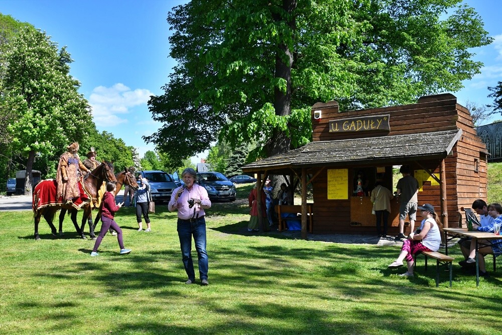 Ruiny odżywają podczas letnich weekendów. Opiekująca się nim Fundacja Zamek Chudów i działacze stale dbają o to miejsce nie tylko pod względem porządkowym i archeologicznym, ale także rozrywkowym. 

fot. Jacek Knapik