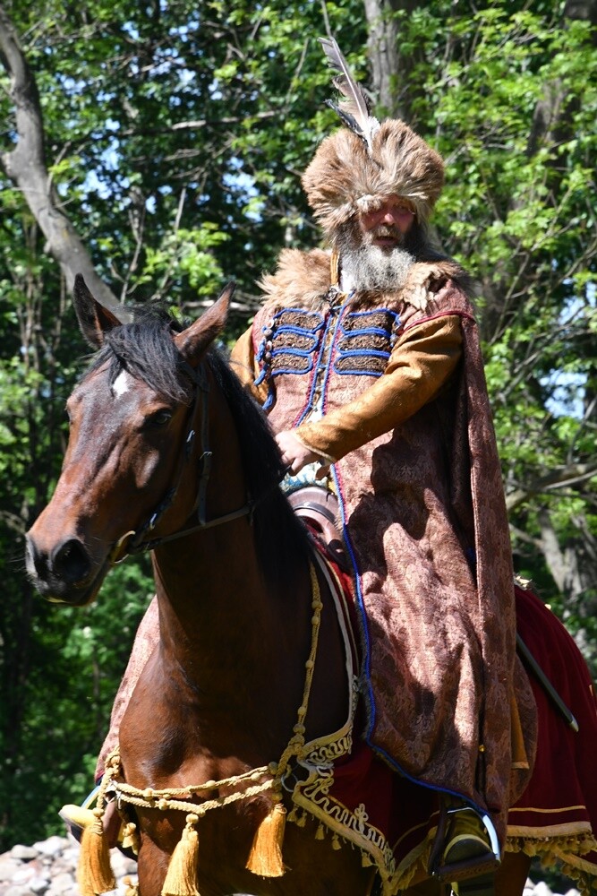 Ruiny odżywają podczas letnich weekendów. Opiekująca się nim Fundacja Zamek Chudów i działacze stale dbają o to miejsce nie tylko pod względem porządkowym i archeologicznym, ale także rozrywkowym. 

fot. Jacek Knapik