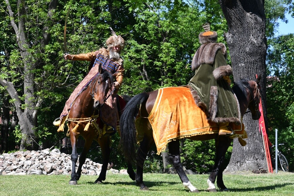 Ruiny odżywają podczas letnich weekendów. Opiekująca się nim Fundacja Zamek Chudów i działacze stale dbają o to miejsce nie tylko pod względem porządkowym i archeologicznym, ale także rozrywkowym. 

fot. Jacek Knapik