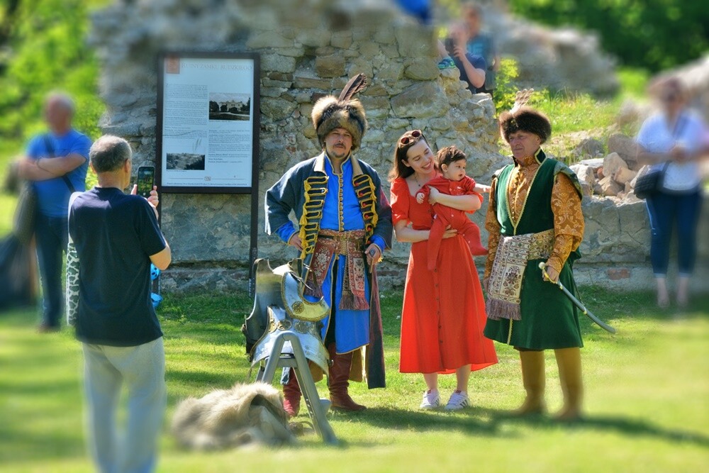 Ruiny odżywają podczas letnich weekendów. Opiekująca się nim Fundacja Zamek Chudów i działacze stale dbają o to miejsce nie tylko pod względem porządkowym i archeologicznym, ale także rozrywkowym. 

fot. Jacek Knapik