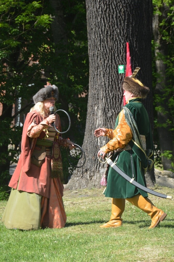 Ruiny odżywają podczas letnich weekendów. Opiekująca się nim Fundacja Zamek Chudów i działacze stale dbają o to miejsce nie tylko pod względem porządkowym i archeologicznym, ale także rozrywkowym. 

fot. Jacek Knapik