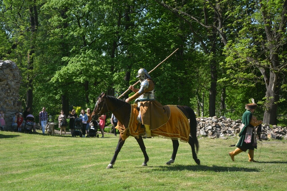 Ruiny odżywają podczas letnich weekendów. Opiekująca się nim Fundacja Zamek Chudów i działacze stale dbają o to miejsce nie tylko pod względem porządkowym i archeologicznym, ale także rozrywkowym. 

fot. Jacek Knapik