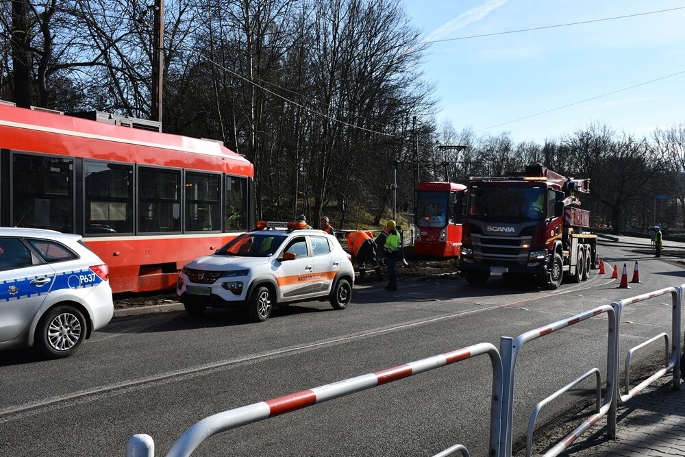 W Rudzie Śląskiej, na ulicy Odrodzenia w Wirku, doszło dziś około południa do wykolejenia tramwaju linii nr 9.
