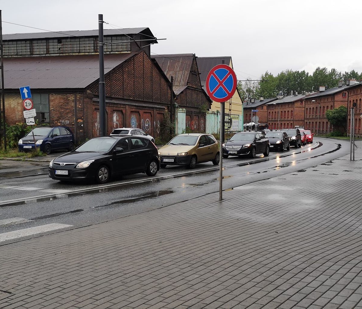 W poniedziałek, 9 września, na ul. Niedurnego w Rudzie Śląskiej doszło do groźnego zdarzenia. Przy przystanku autobusowym Nowy Bytom Osiedle Kaufhaus autobus zderzył się z autem dostawczym.