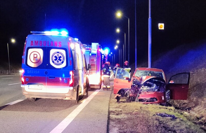 Wypadek na A4 - samochód uderzył w słup oświetleniowy. Wśród poszkodowanych dwoje dzieci