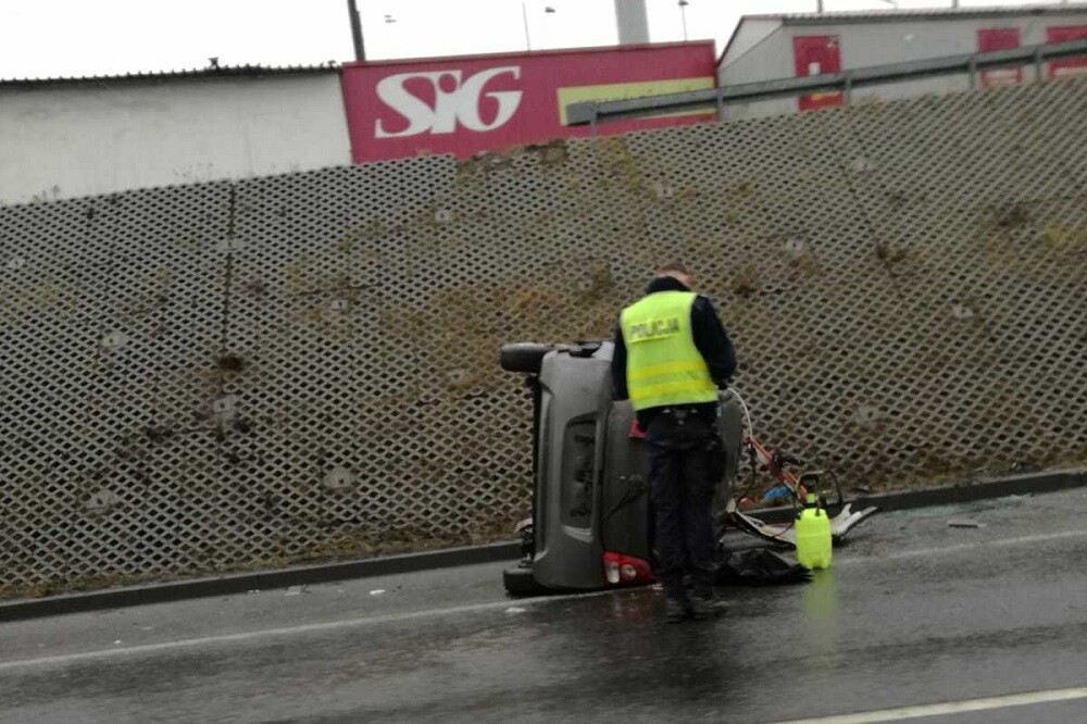 Kolizja 2 samochodów na "zakręcie mistrzów" w Rudzie Śląskiej