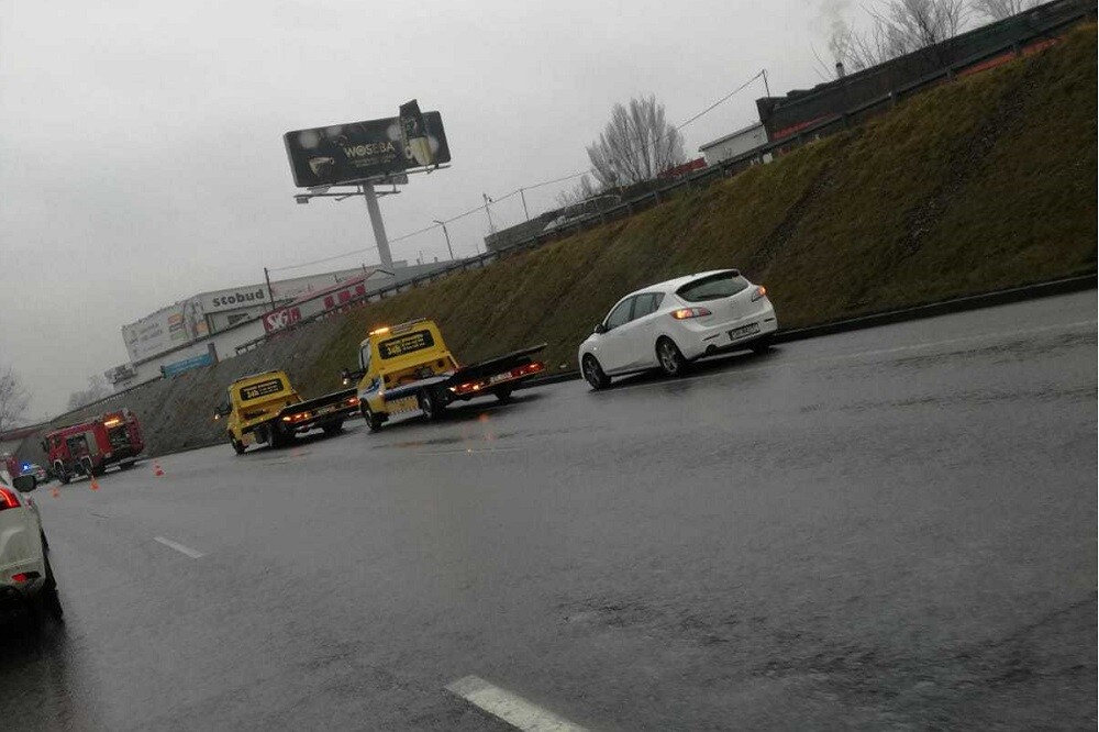 Kolizja 2 samochodów na "zakręcie mistrzów" w Rudzie Śląskiej