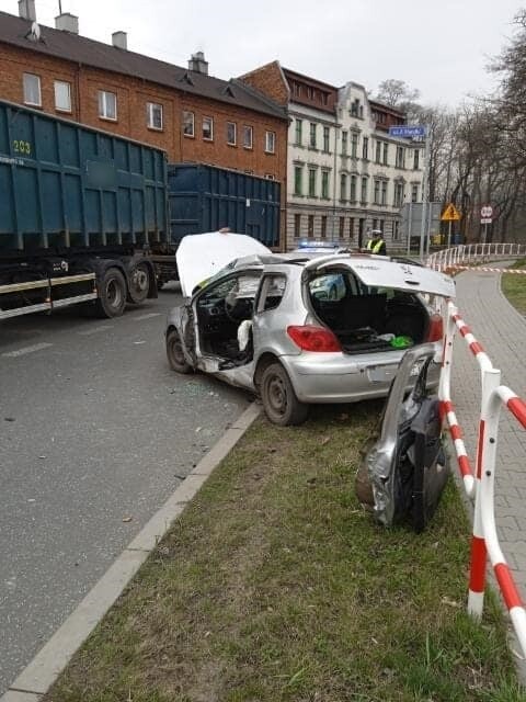 W środę 30 marca przed godziną 15:00 na skrzyżowaniu ulic Piastowskiej i Matejki w Rudzie Śląskiej doszło do wypadku. Samochód ciężarowy zderzył się z osobówką. Droga jest nieprzejezdna.

fot. PSP Ruda Śląska / Nicole Wylitek