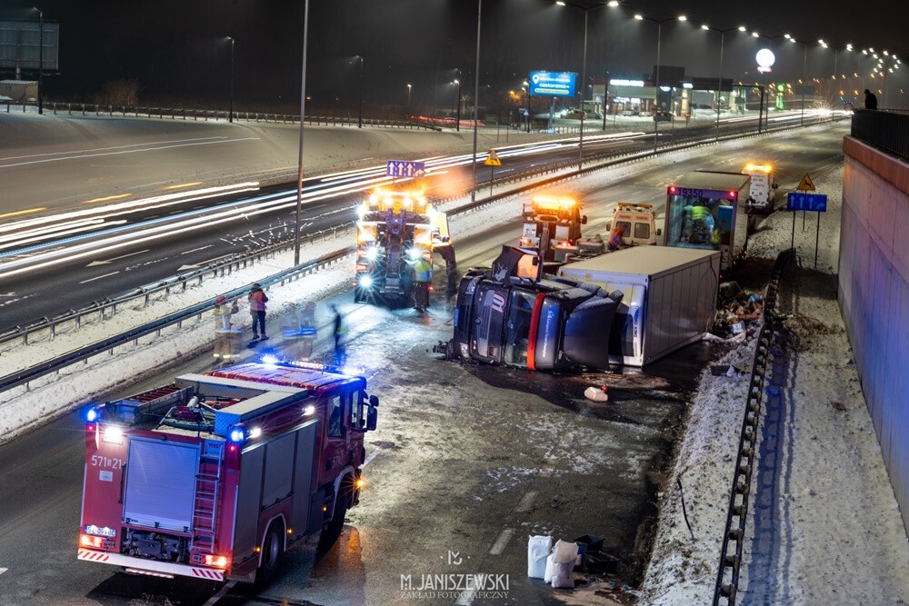 W piątek, 12 lutego, na DTŚ w Rudzie Śląskiej doszło do groźnego zdarzenia. Na pasie prowadzącym w stronę Gliwic, na wysokości sklepu Biedronka przewrócił się samochód ciężarowy. 

fot. Mateusz Janiszewski