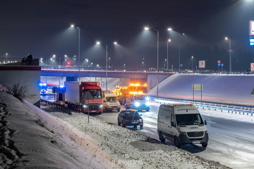 W piątek, 12 lutego, na DTŚ w Rudzie Śląskiej doszło do groźnego zdarzenia. Na pasie prowadzącym w stronę Gliwic, na wysokości sklepu Biedronka przewrócił się samochód ciężarowy. 

fot. Mateusz Janiszewski