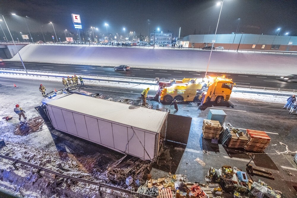W piątek, 12 lutego, na DTŚ w Rudzie Śląskiej doszło do groźnego zdarzenia. Na pasie prowadzącym w stronę Gliwic, na wysokości sklepu Biedronka przewrócił się samochód ciężarowy. 

fot. Mateusz Janiszewski