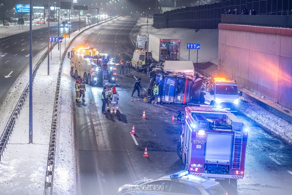 W piątek, 12 lutego, na DTŚ w Rudzie Śląskiej doszło do groźnego zdarzenia. Na pasie prowadzącym w stronę Gliwic, na wysokości sklepu Biedronka przewrócił się samochód ciężarowy. 

fot. Mateusz Janiszewski