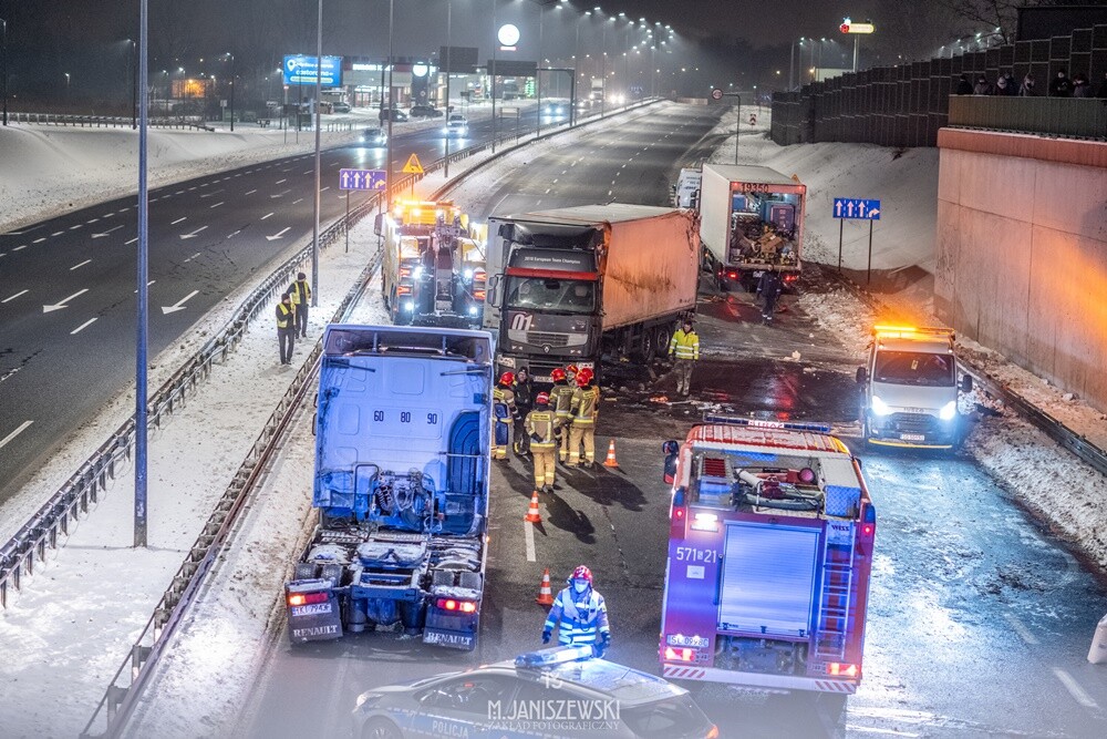 W piątek, 12 lutego, na DTŚ w Rudzie Śląskiej doszło do groźnego zdarzenia. Na pasie prowadzącym w stronę Gliwic, na wysokości sklepu Biedronka przewrócił się samochód ciężarowy. 

fot. Mateusz Janiszewski