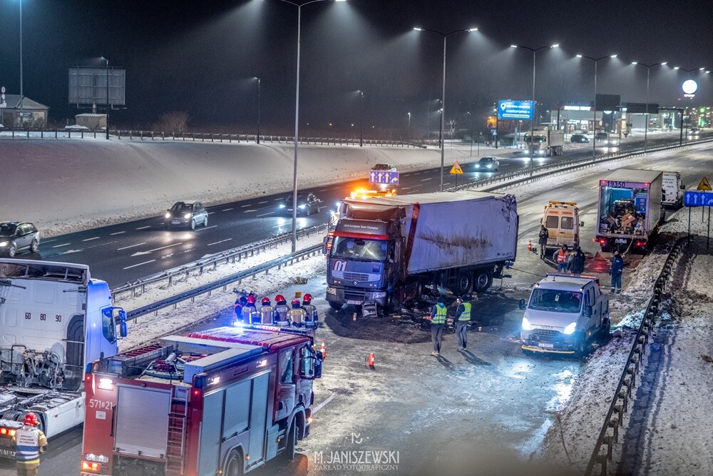 W piątek, 12 lutego, na DTŚ w Rudzie Śląskiej doszło do groźnego zdarzenia. Na pasie prowadzącym w stronę Gliwic, na wysokości sklepu Biedronka przewrócił się samochód ciężarowy. 

fot. Mateusz Janiszewski