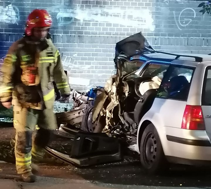 W poniedziałek, 19 sierpnia, 42-letni rudzianin kierujący autem bez uprawnień wjechał w budynek. Z urazami wielonarządowymi został przewieziony do szpitala.