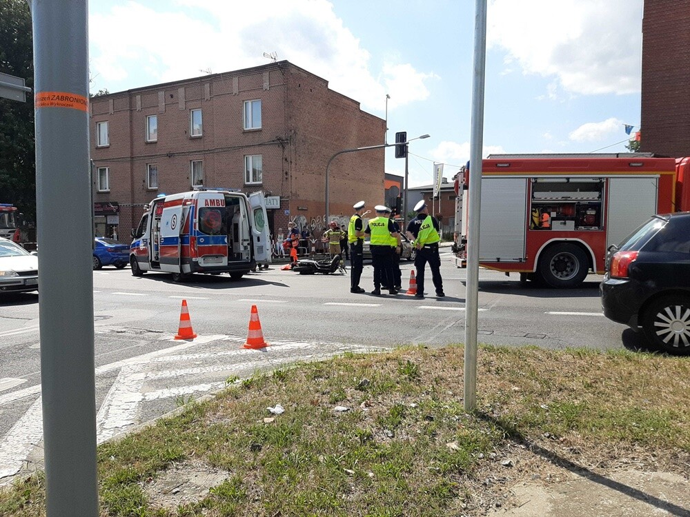W czwartek, 29 lipca, na skrzyżowaniu ulic 1 maja, Jankowskiego i Katowickiej doszło do groźnie wyglądającego wypadku. Motocyklista został przetransportowany do szpitala.