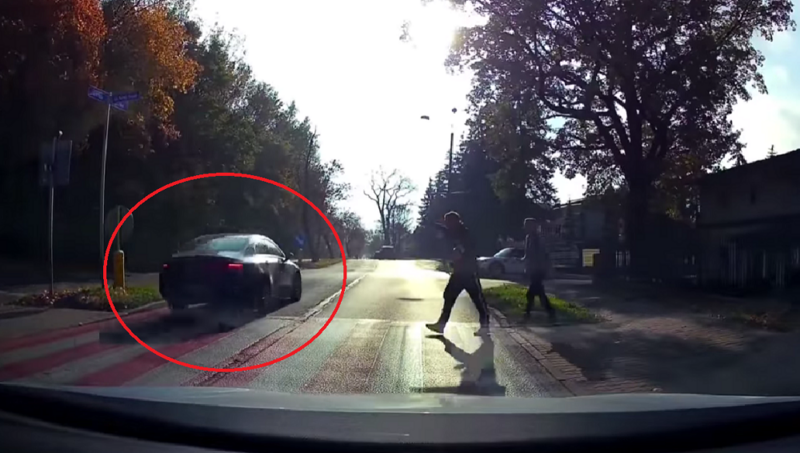 Wyprzedzał na przejściu dla pieszych. Kosztowało go to 1500 zł i 15 punktów  [FILM]