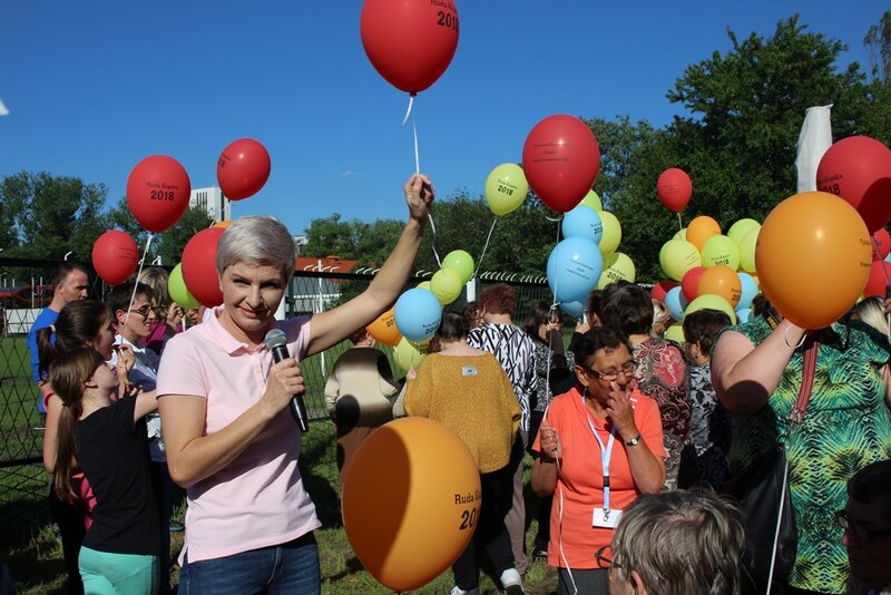 Wypuścili ponad 500 kolorowych balonów do nieba