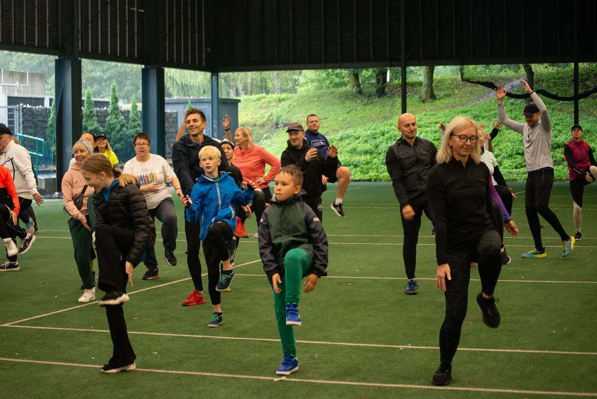 Dzielni uczestnicy zgromadzili się na Burloch Arenie, by wspólnie uczcić Śląskie Obchody Dnia Zdrowia Psychicznego / fot. Natalia Salwiczek