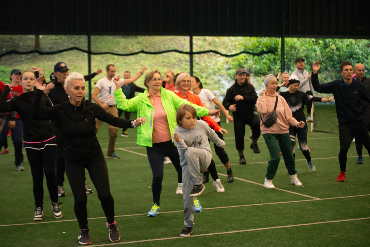 Dzielni uczestnicy zgromadzili się na Burloch Arenie, by wspólnie uczcić Śląskie Obchody Dnia Zdrowia Psychicznego / fot. Natalia Salwiczek