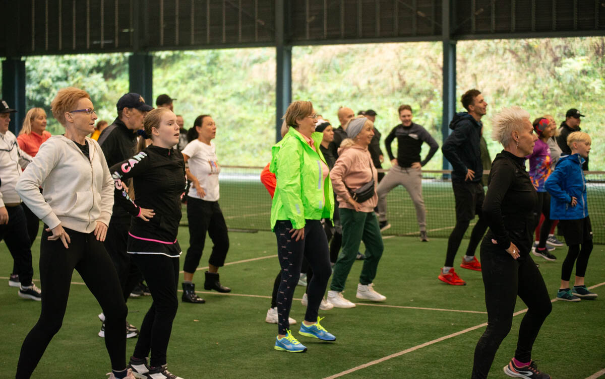 Dzielni uczestnicy zgromadzili się na Burloch Arenie, by wspólnie uczcić Śląskie Obchody Dnia Zdrowia Psychicznego / fot. Natalia Salwiczek