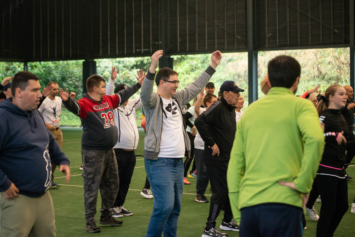 Dzielni uczestnicy zgromadzili się na Burloch Arenie, by wspólnie uczcić Śląskie Obchody Dnia Zdrowia Psychicznego / fot. Natalia Salwiczek