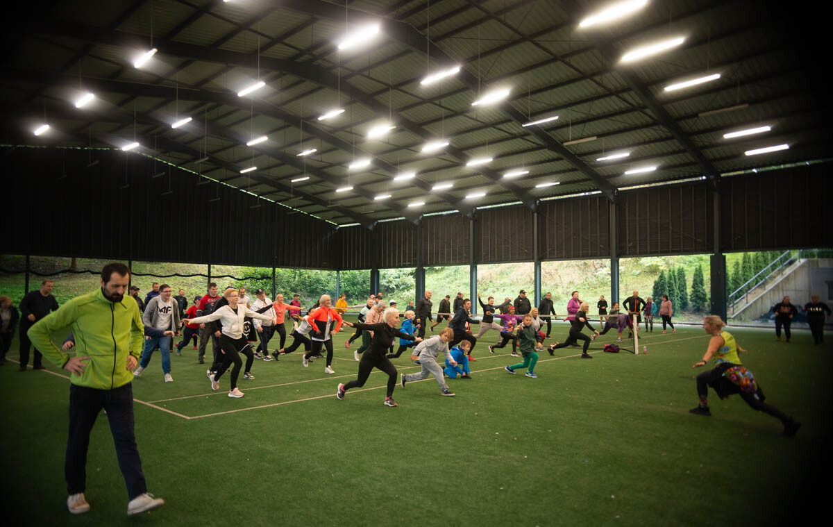 Dzielni uczestnicy zgromadzili się na Burloch Arenie, by wspólnie uczcić Śląskie Obchody Dnia Zdrowia Psychicznego / fot. Natalia Salwiczek