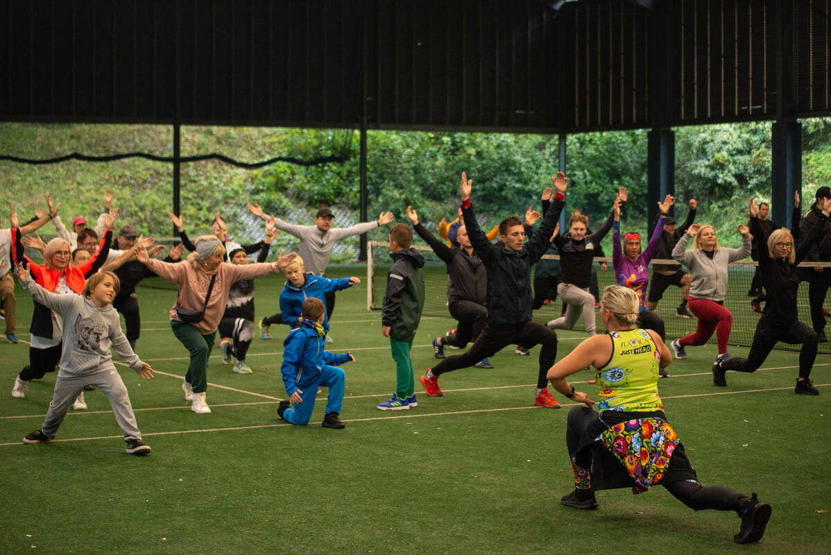 Dzielni uczestnicy zgromadzili się na Burloch Arenie, by wspólnie uczcić Śląskie Obchody Dnia Zdrowia Psychicznego / fot. Natalia Salwiczek