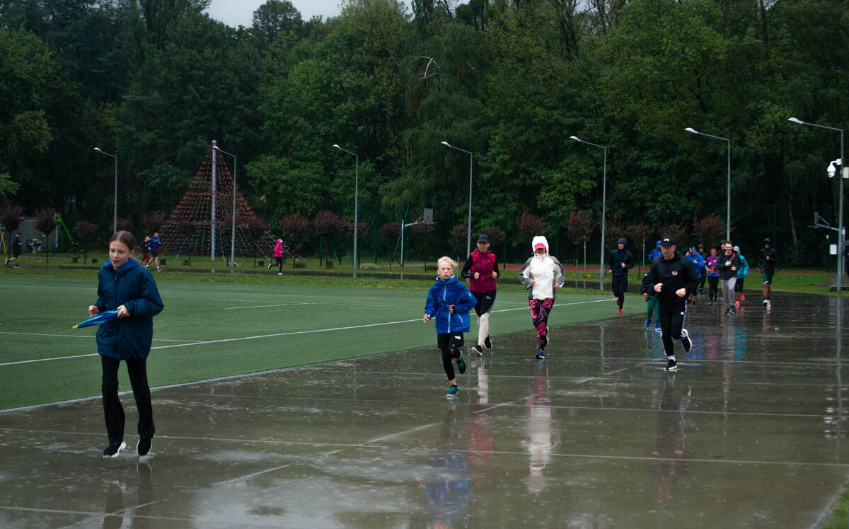 Dzielni uczestnicy zgromadzili się na Burloch Arenie, by wspólnie uczcić Śląskie Obchody Dnia Zdrowia Psychicznego / fot. Natalia Salwiczek