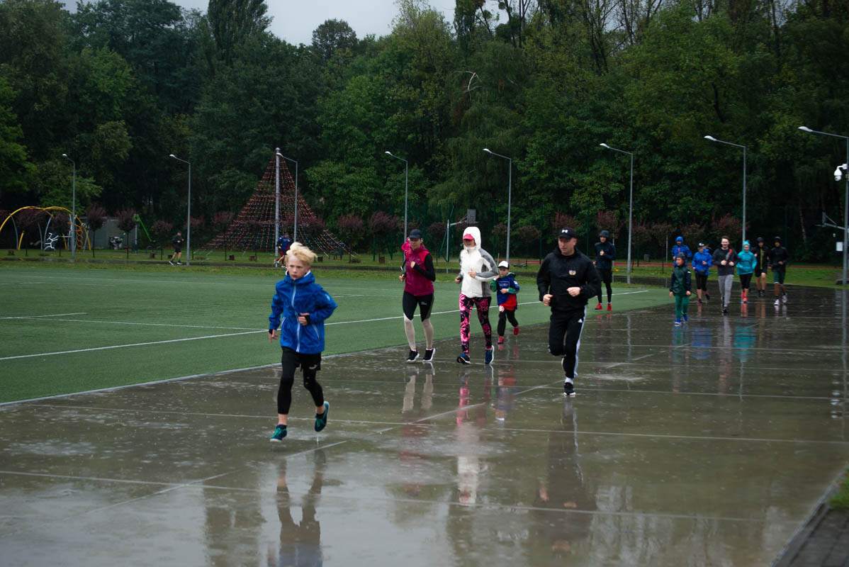 Dzielni uczestnicy zgromadzili się na Burloch Arenie, by wspólnie uczcić Śląskie Obchody Dnia Zdrowia Psychicznego / fot. Natalia Salwiczek