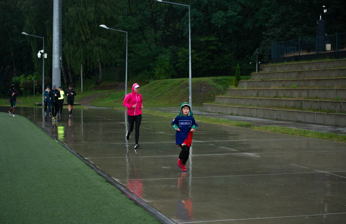 Dzielni uczestnicy zgromadzili się na Burloch Arenie, by wspólnie uczcić Śląskie Obchody Dnia Zdrowia Psychicznego / fot. Natalia Salwiczek