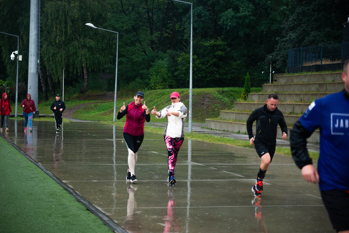 Dzielni uczestnicy zgromadzili się na Burloch Arenie, by wspólnie uczcić Śląskie Obchody Dnia Zdrowia Psychicznego / fot. Natalia Salwiczek