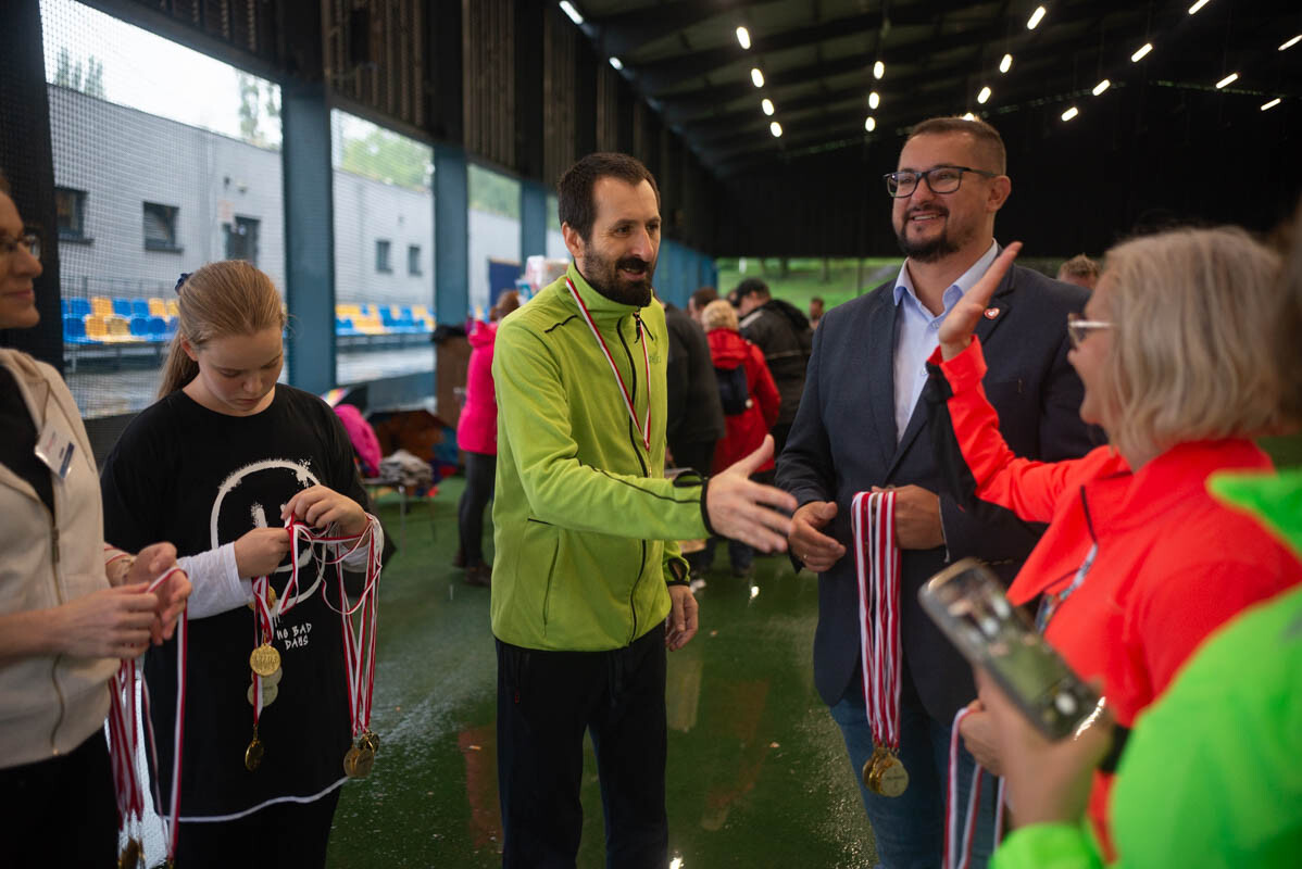 Dzielni uczestnicy zgromadzili się na Burloch Arenie, by wspólnie uczcić Śląskie Obchody Dnia Zdrowia Psychicznego / fot. Natalia Salwiczek