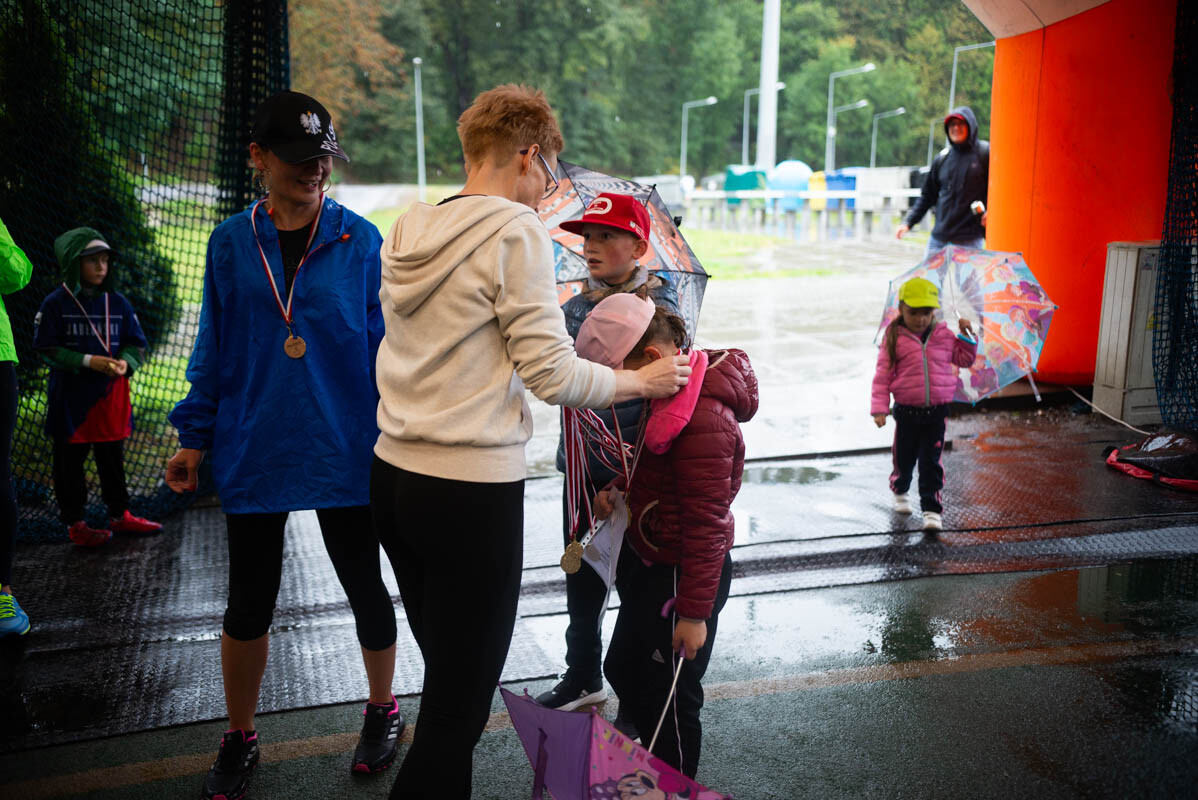 Dzielni uczestnicy zgromadzili się na Burloch Arenie, by wspólnie uczcić Śląskie Obchody Dnia Zdrowia Psychicznego / fot. Natalia Salwiczek