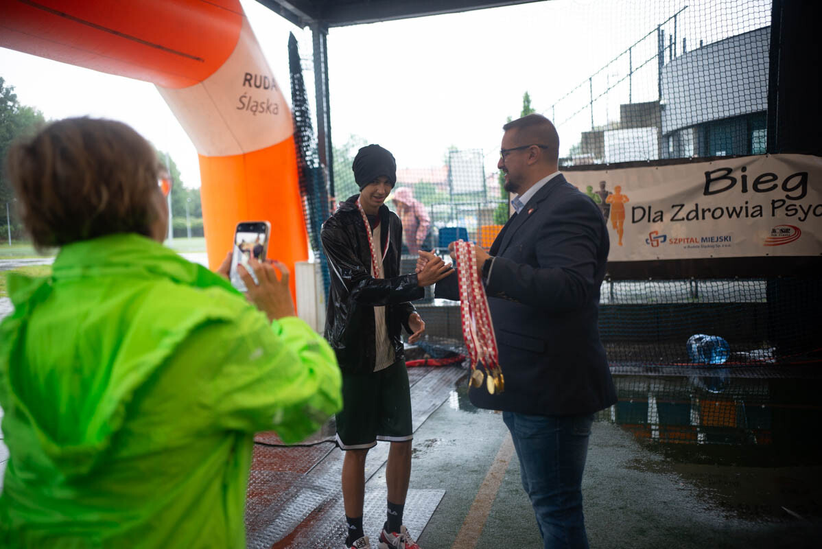 Dzielni uczestnicy zgromadzili się na Burloch Arenie, by wspólnie uczcić Śląskie Obchody Dnia Zdrowia Psychicznego / fot. Natalia Salwiczek