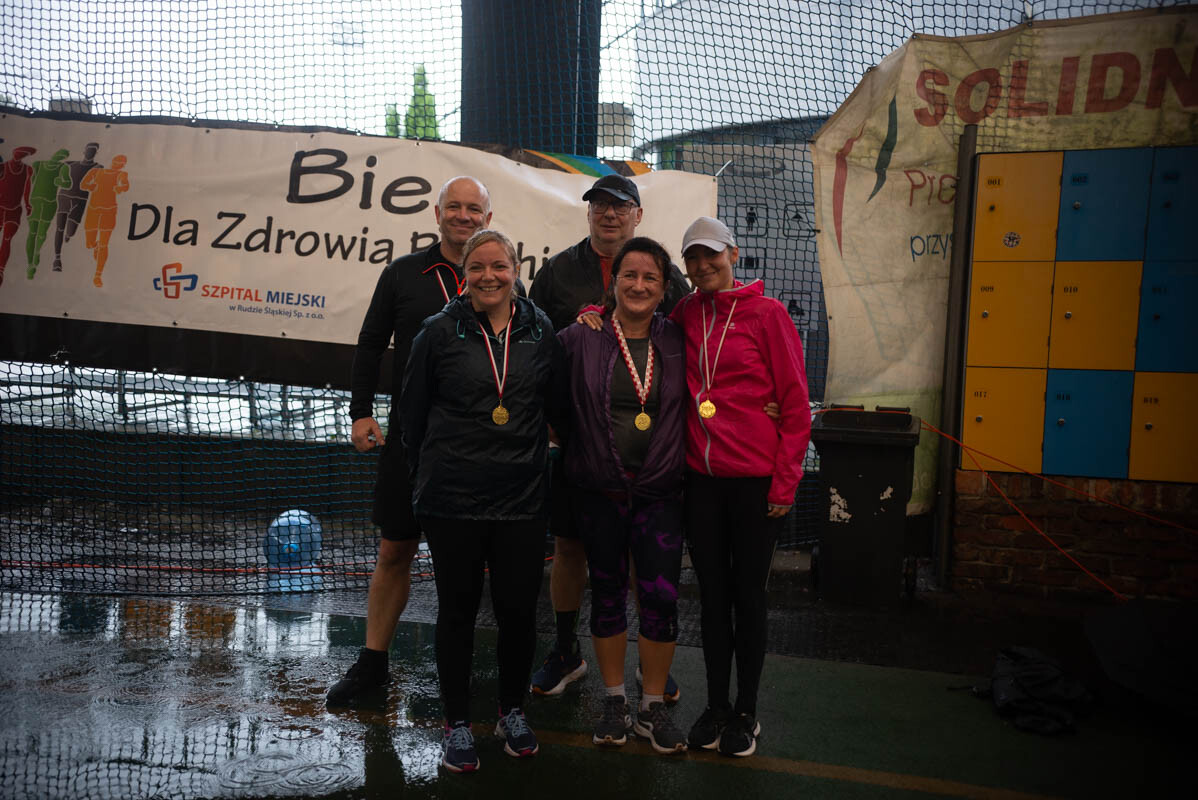 Dzielni uczestnicy zgromadzili się na Burloch Arenie, by wspólnie uczcić Śląskie Obchody Dnia Zdrowia Psychicznego / fot. Natalia Salwiczek