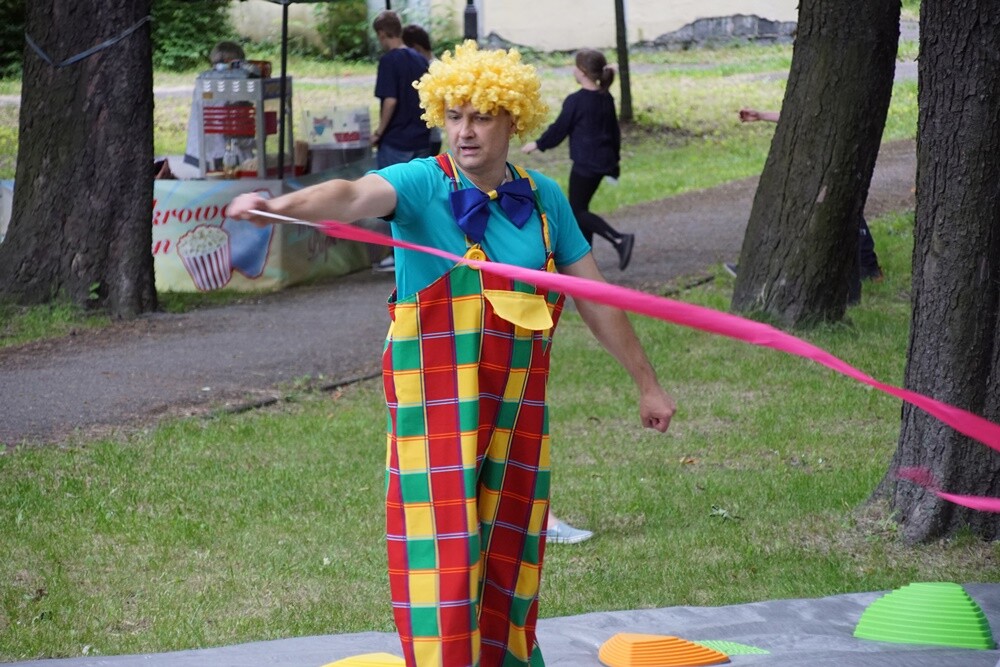 Moc atrakcji czekała wczoraj na uczestników XI Festynu Rodzin Zastępczych, który zorganizowany został w ogrodach Miejskiego Centrum Kultury im. Henryka Bisty.