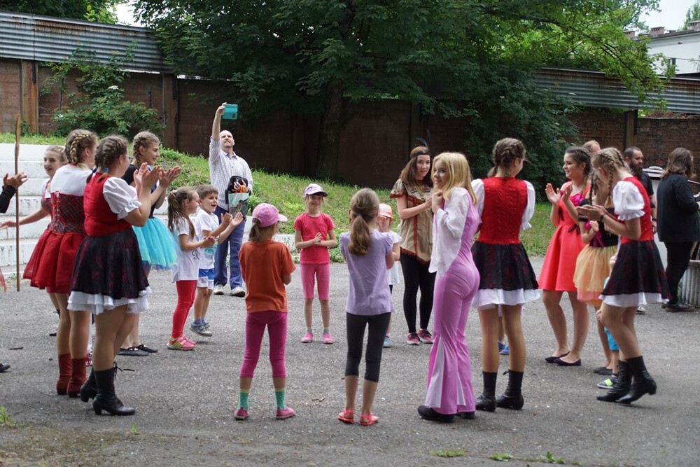 Moc atrakcji czekała wczoraj na uczestników XI Festynu Rodzin Zastępczych, który zorganizowany został w ogrodach Miejskiego Centrum Kultury im. Henryka Bisty.