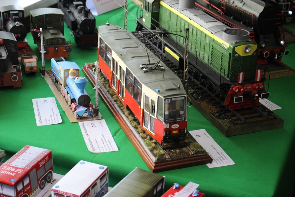 W ten weekend do Rudy Śląskiej zjechali modelarze z Polski, Czech, Słowacji oraz Litwy, aby wziąć udział w XI Regionalnym Konkursie Modeli Kartonowych, którego gospodarzem był In-nY Dom Kultury. Zobaczcie jakie piękne eksponaty zaprezentowali uczestnicy konkursu. 

fot. UM Ruda Śląska