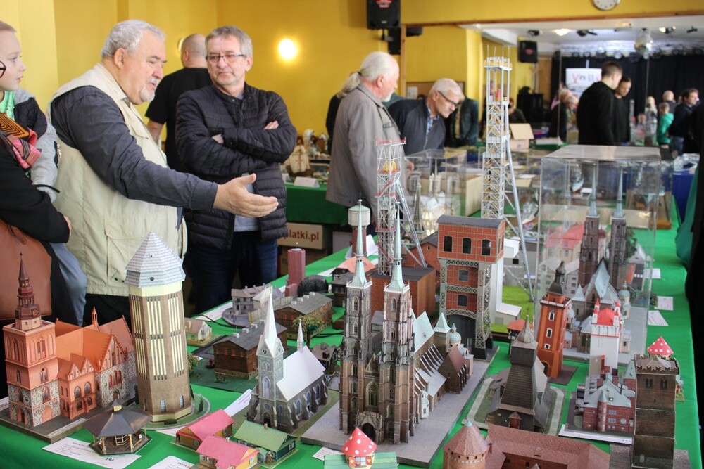 W ten weekend do Rudy Śląskiej zjechali modelarze z Polski, Czech, Słowacji oraz Litwy, aby wziąć udział w XI Regionalnym Konkursie Modeli Kartonowych, którego gospodarzem był In-nY Dom Kultury. Zobaczcie jakie piękne eksponaty zaprezentowali uczestnicy konkursu. 

fot. UM Ruda Śląska