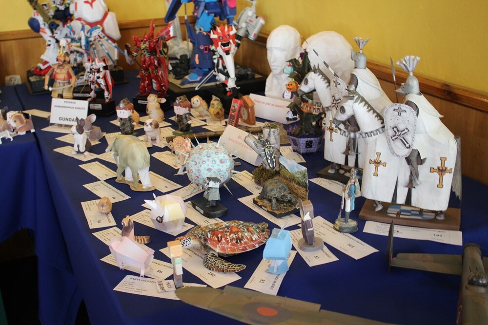 W ten weekend do Rudy Śląskiej zjechali modelarze z Polski, Czech, Słowacji oraz Litwy, aby wziąć udział w XI Regionalnym Konkursie Modeli Kartonowych, którego gospodarzem był In-nY Dom Kultury. Zobaczcie jakie piękne eksponaty zaprezentowali uczestnicy konkursu. 

fot. UM Ruda Śląska